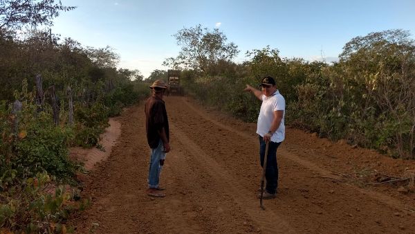 Prefeito continua com recuperação de estadas vicinais - Imagem 8