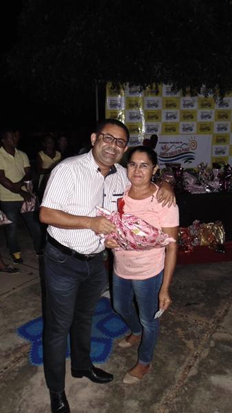 Mães são homenageadas durante evento em praça da cidade - Imagem 17
