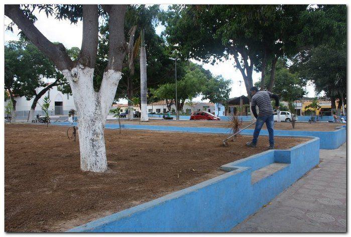 Prefeitura de Inhuma realiza implantação de grama em Praças - Imagem 2