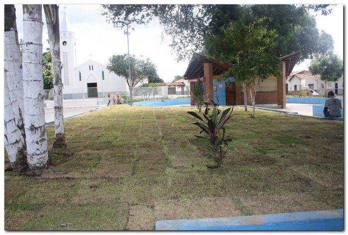 Prefeitura de Inhuma realiza implantação de grama em Praças - Imagem 19