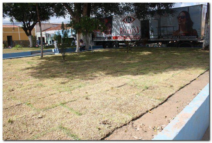 Prefeitura de Inhuma realiza implantação de grama em Praças - Imagem 18
