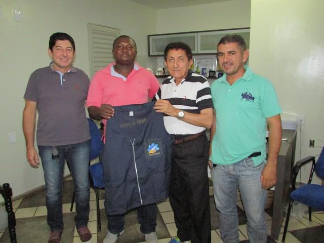 Prefeito Dr.Zé Maria Realiza Entrega de Coletes aos Vigilantes - Imagem 15