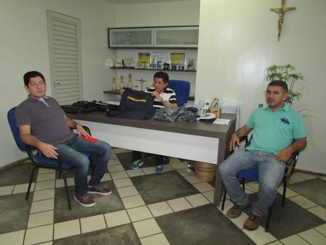 Prefeito Dr.Zé Maria Realiza Entrega de Coletes aos Vigilantes - Imagem 2