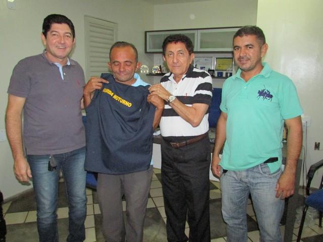 Prefeito Dr.Zé Maria Realiza Entrega de Coletes aos Vigilantes - Imagem 18