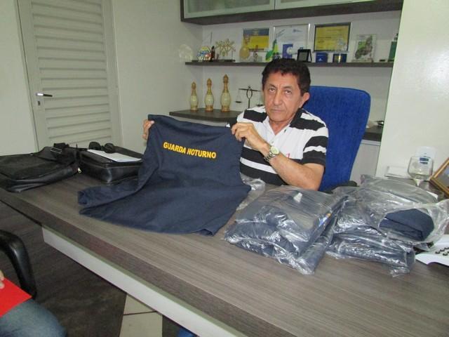 Prefeito Dr.Zé Maria Realiza Entrega de Coletes aos Vigilantes - Imagem 3