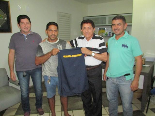 Prefeito Dr.Zé Maria Realiza Entrega de Coletes aos Vigilantes - Imagem 14