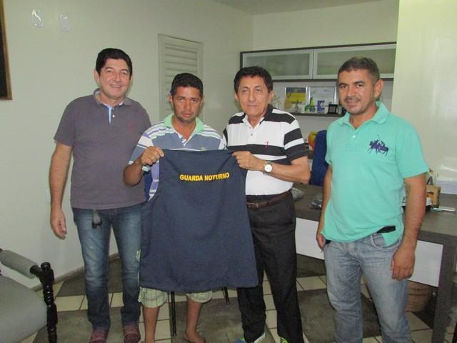 Prefeito Dr.Zé Maria Realiza Entrega de Coletes aos Vigilantes - Imagem 16