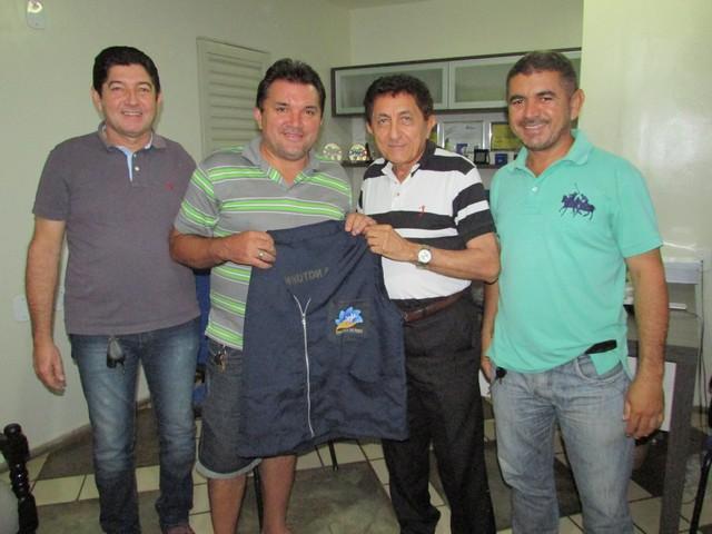 Prefeito Dr.Zé Maria Realiza Entrega de Coletes aos Vigilantes - Imagem 19