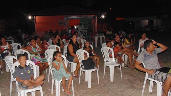 Sessão de cinema de rua é atração para crianças em Santo Inácio  - Imagem 4