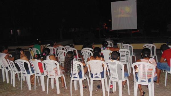Sessão de cinema de rua é atração para crianças em Santo Inácio  - Imagem 10
