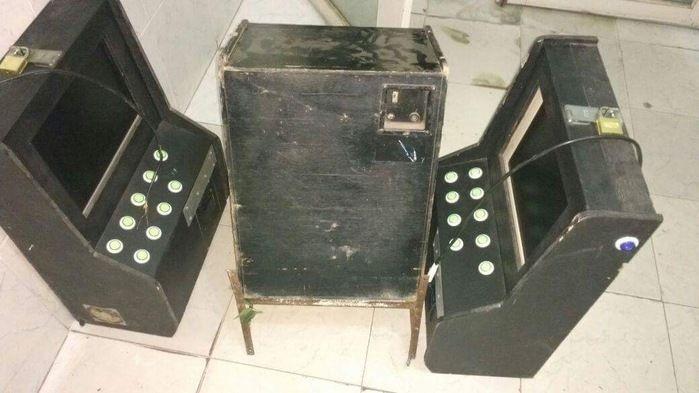 Máquinas caça níqueis apreendidas no bar.  (Crédito: Kairo Amaral)