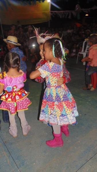 Crianças participam de apresentações na quadra de esporte  - Imagem 45