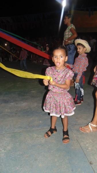 Crianças participam de apresentações na quadra de esporte  - Imagem 9