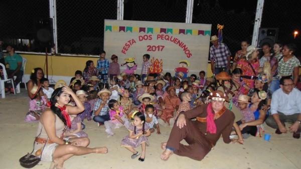 Crianças participam de apresentações na quadra de esporte  - Imagem 82