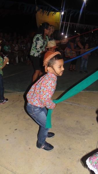 Crianças participam de apresentações na quadra de esporte  - Imagem 10