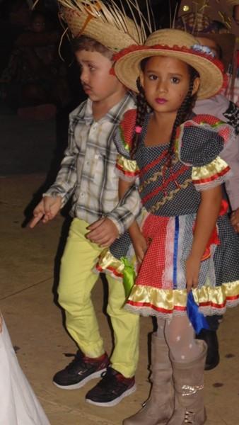 Crianças participam de apresentações na quadra de esporte  - Imagem 69