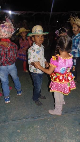 Crianças participam de apresentações na quadra de esporte  - Imagem 44