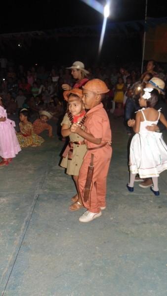 Crianças participam de apresentações na quadra de esporte  - Imagem 65