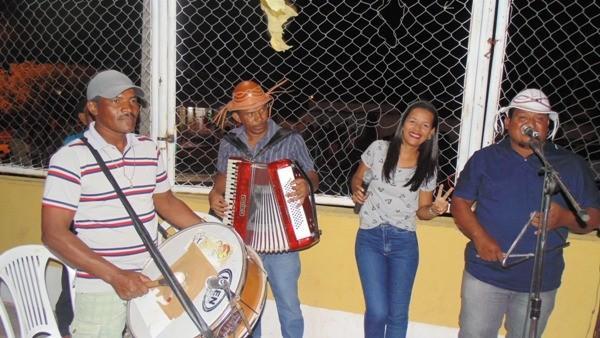 Crianças participam de apresentações na quadra de esporte  - Imagem 86