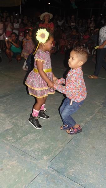 Crianças participam de apresentações na quadra de esporte  - Imagem 24