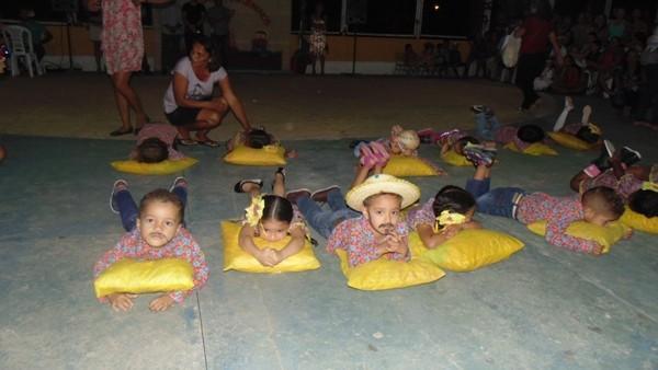 Crianças participam de apresentações na quadra de esporte  - Imagem 13