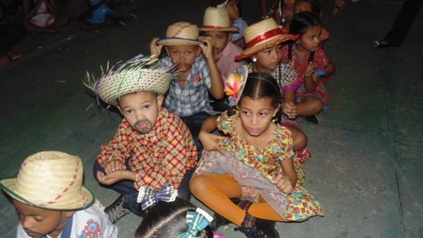 Crianças participam de apresentações na quadra de esporte  - Imagem 57