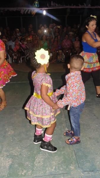 Crianças participam de apresentações na quadra de esporte  - Imagem 22