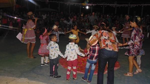 Crianças participam de apresentações na quadra de esporte  - Imagem 31