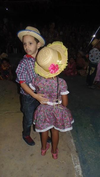 Crianças participam de apresentações na quadra de esporte  - Imagem 63