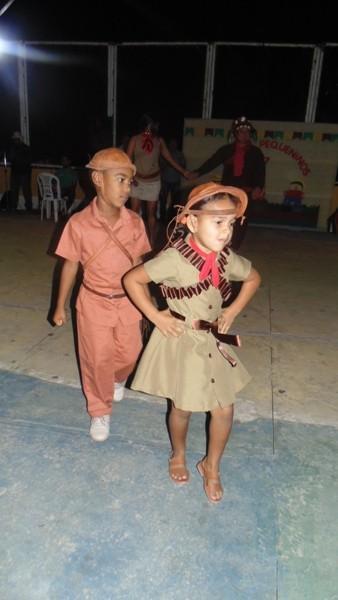 Crianças participam de apresentações na quadra de esporte  - Imagem 62