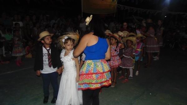 Crianças participam de apresentações na quadra de esporte  - Imagem 52