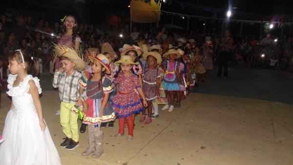 Crianças participam de apresentações na quadra de esporte  - Imagem 68