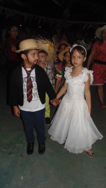 Crianças participam de apresentações na quadra de esporte  - Imagem 51