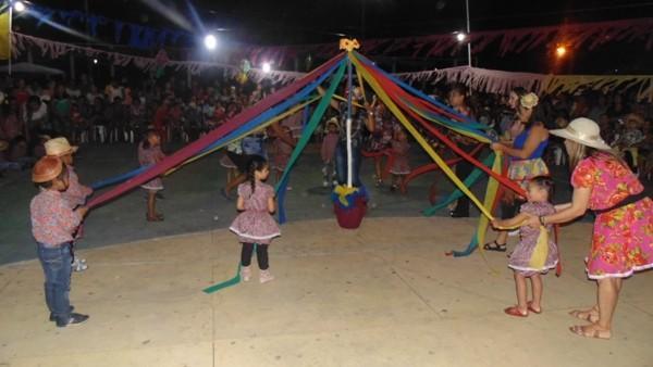 Crianças participam de apresentações na quadra de esporte  - Imagem 5