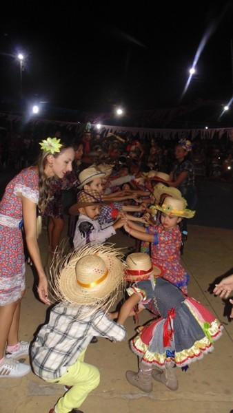 Crianças participam de apresentações na quadra de esporte  - Imagem 78