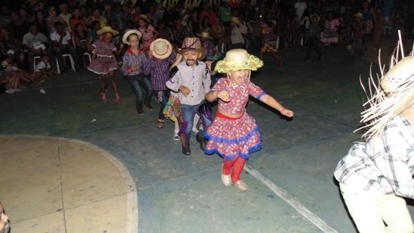 Crianças participam de apresentações na quadra de esporte  - Imagem 80