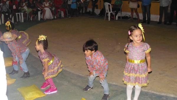 Crianças participam de apresentações na quadra de esporte  - Imagem 18