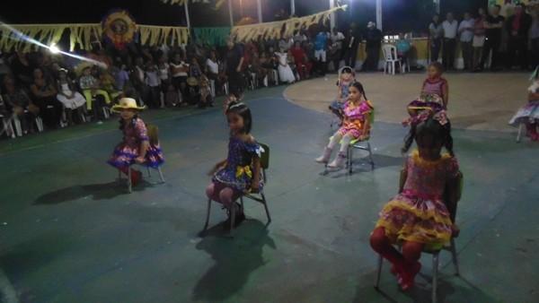 Crianças participam de apresentações na quadra de esporte  - Imagem 39