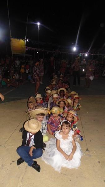 Crianças participam de apresentações na quadra de esporte  - Imagem 54