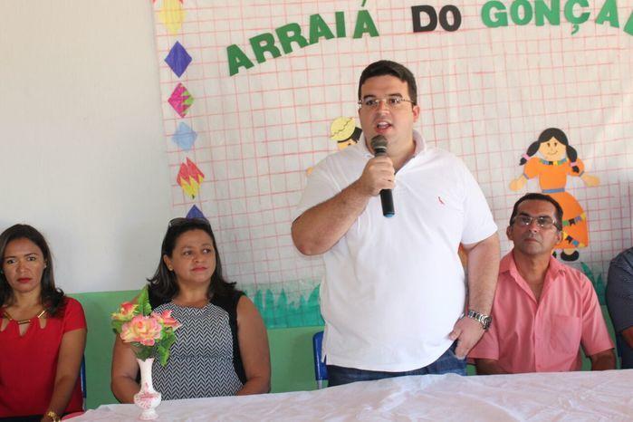 Prefeito Reginaldo Júnior durante inauguração da Unidade Escolar Gonçalo Barbosa Soares, na comunidade Penicilina 