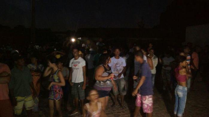 População faz manifesto em frente a Delegacia, polícia rechaça - Imagem 3