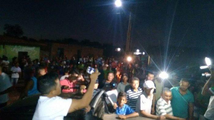 População faz manifesto em frente a Delegacia, polícia rechaça - Imagem 1