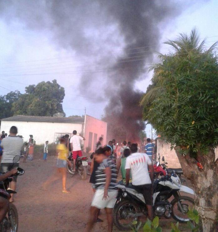 População faz manifesto em frente a Delegacia, polícia rechaça - Imagem 6