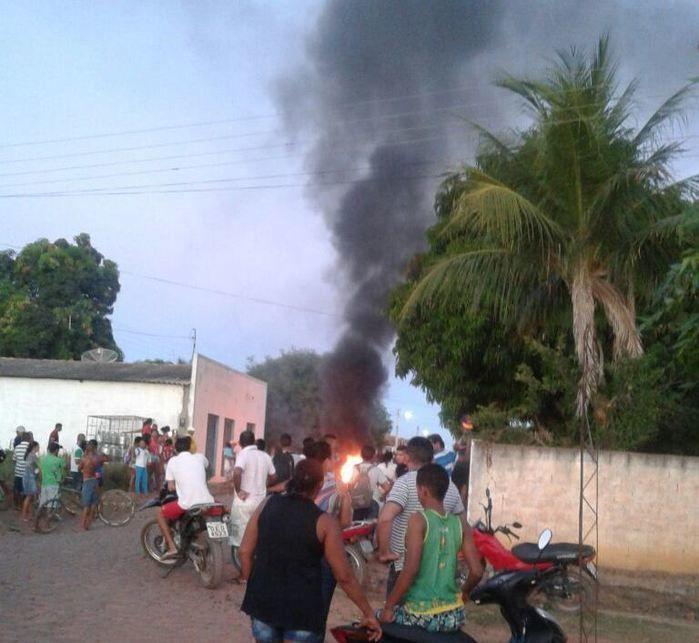 População faz manifesto em frente a Delegacia, polícia rechaça - Imagem 5