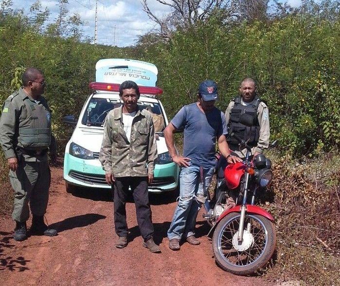 Homens foram presos durante uma blitz na zona rural.  (Crédito: GPM de Bom Princípio)