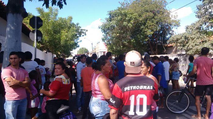 População revoltado com o crime (Crédito: Arquivo Internet)