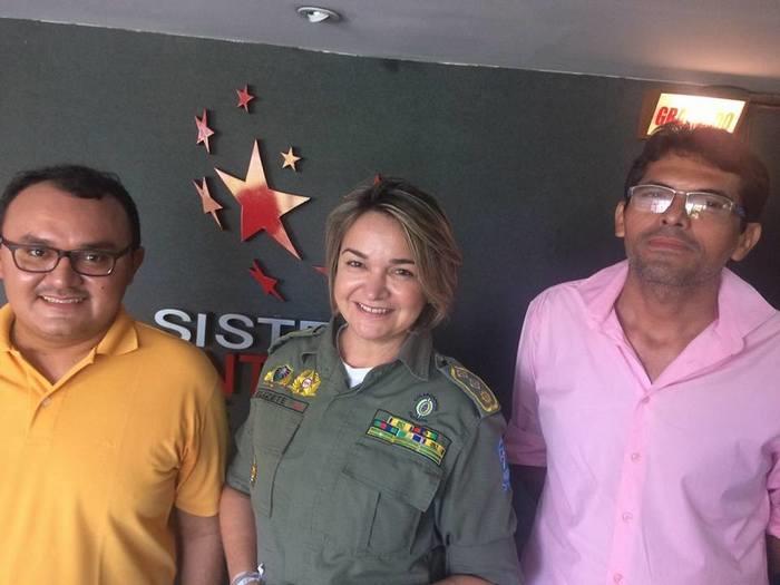 Prefeito Jullyvan Mendes com a major Elizete e o vereador Ernando Mariano