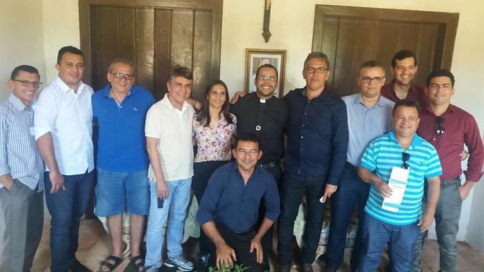 Vereadores Paulo Cadoz, Eder Carvalho, vice prefeito Zé Noronha, prefeito João Luiz, vereadora Eliane Moura, padre Ronald Carvalho, vereador João Filho (Pres. da Câmara), vereadores Luis Boró, vereador Flavio Henrique, Evandro Abreu e Jardiel Abreu. Ainda Valdemir Pessoa, secretario de agricultura (Crédito: reprodução)