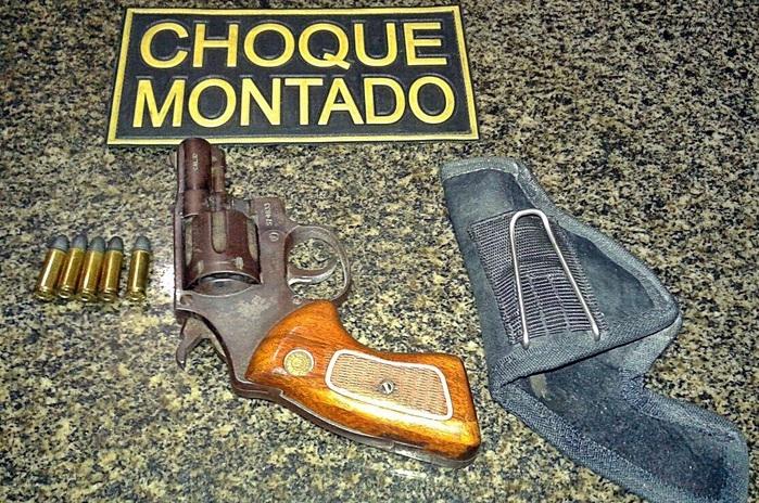 Revólver calibre 32 com cinco munições intactas.