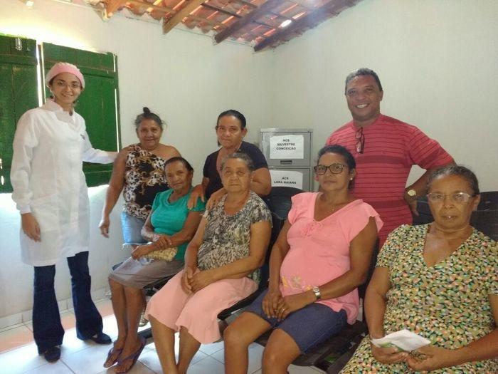 A responsável técnica pelo programa, Juliana Veloso, fez a entrega das próteses 